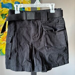 Aritzia TNA 5" cargo short with belt.  Black.